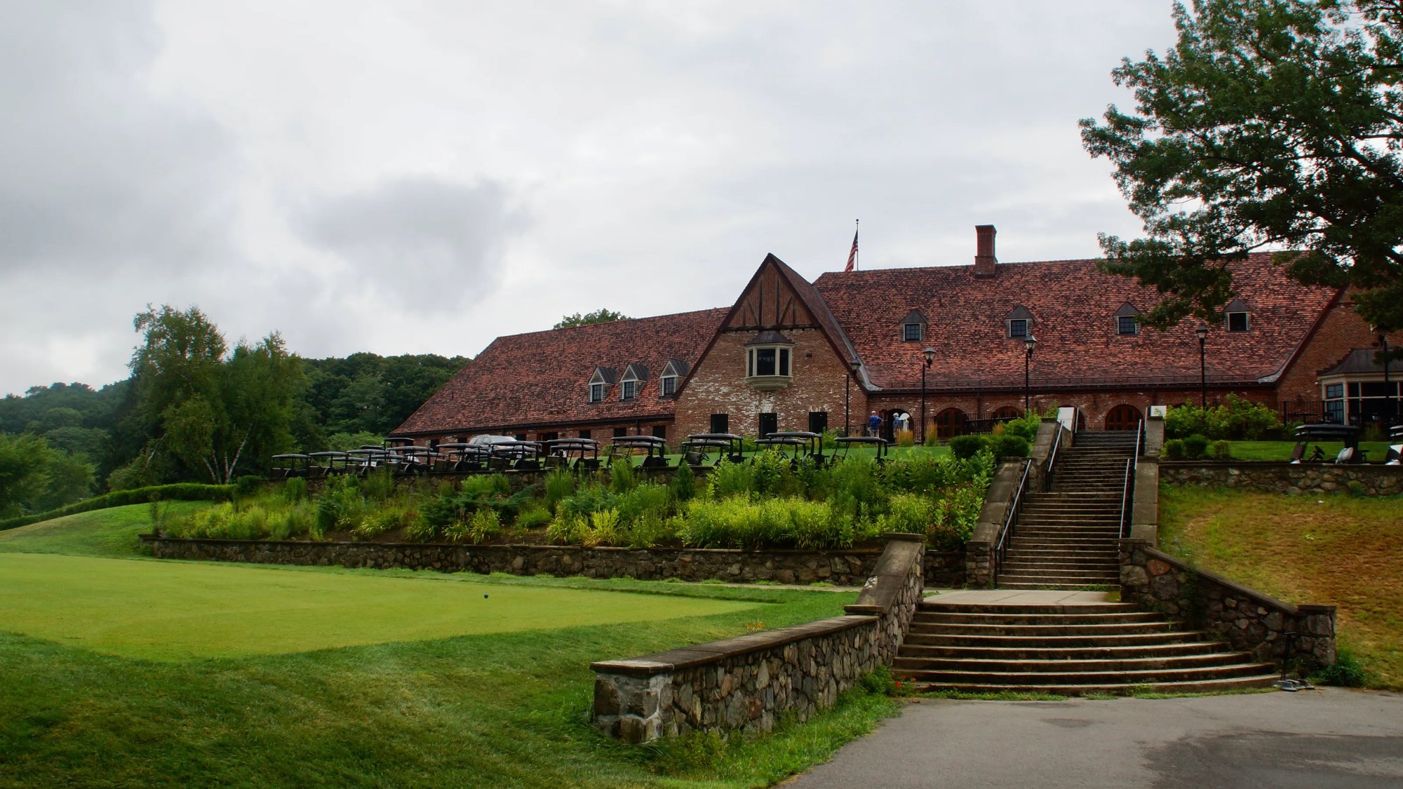 George Wright hole 1 tee and clubhouse